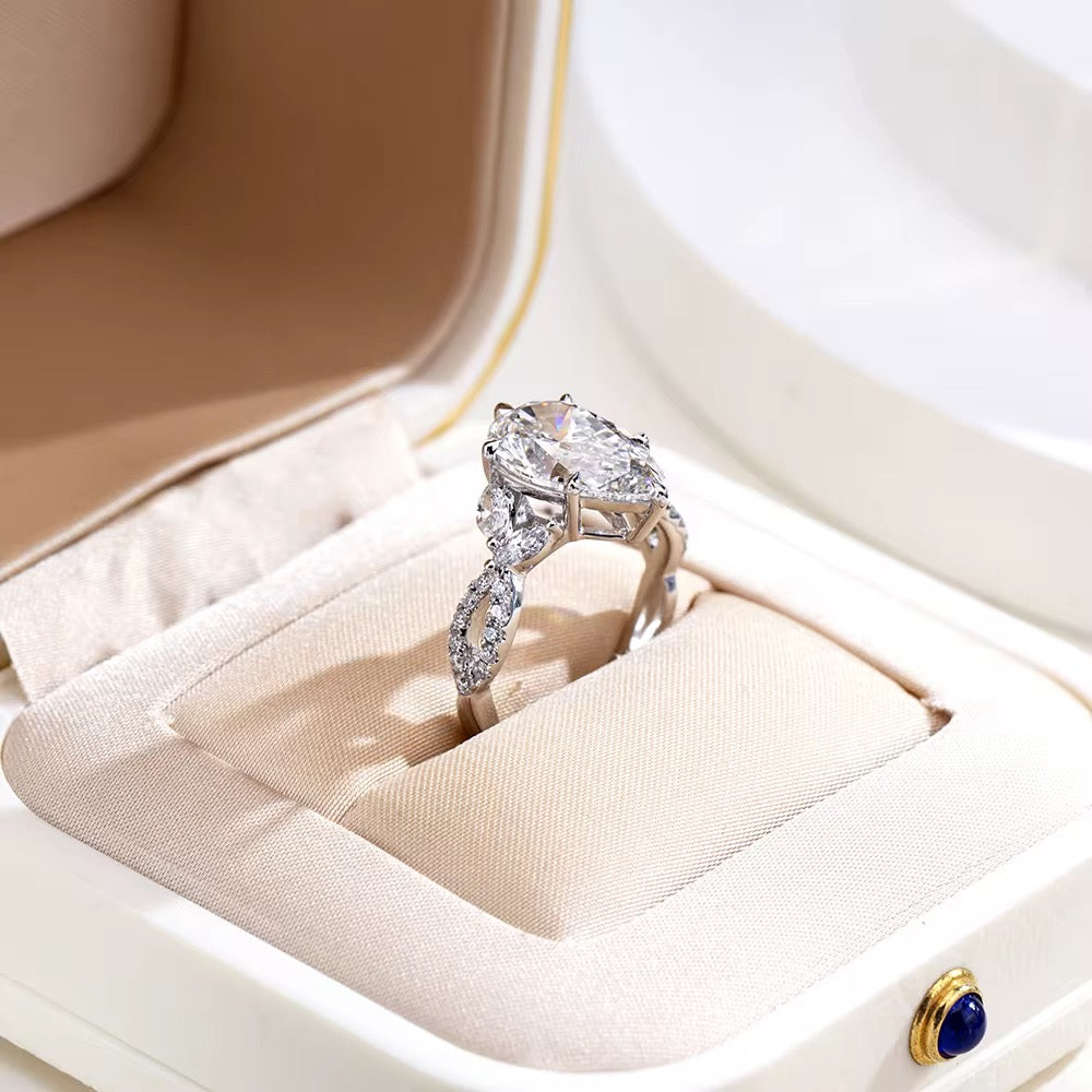 Pierścionek z 3ct diamentem laboratoryjnym, wykonany z 18k złocie.