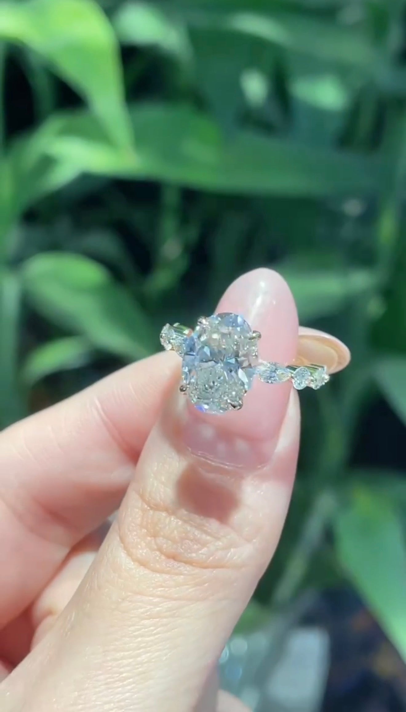 Wyjątkowy pierścionek z diamentami laboratoryjnymi o łącznej masie 4ct