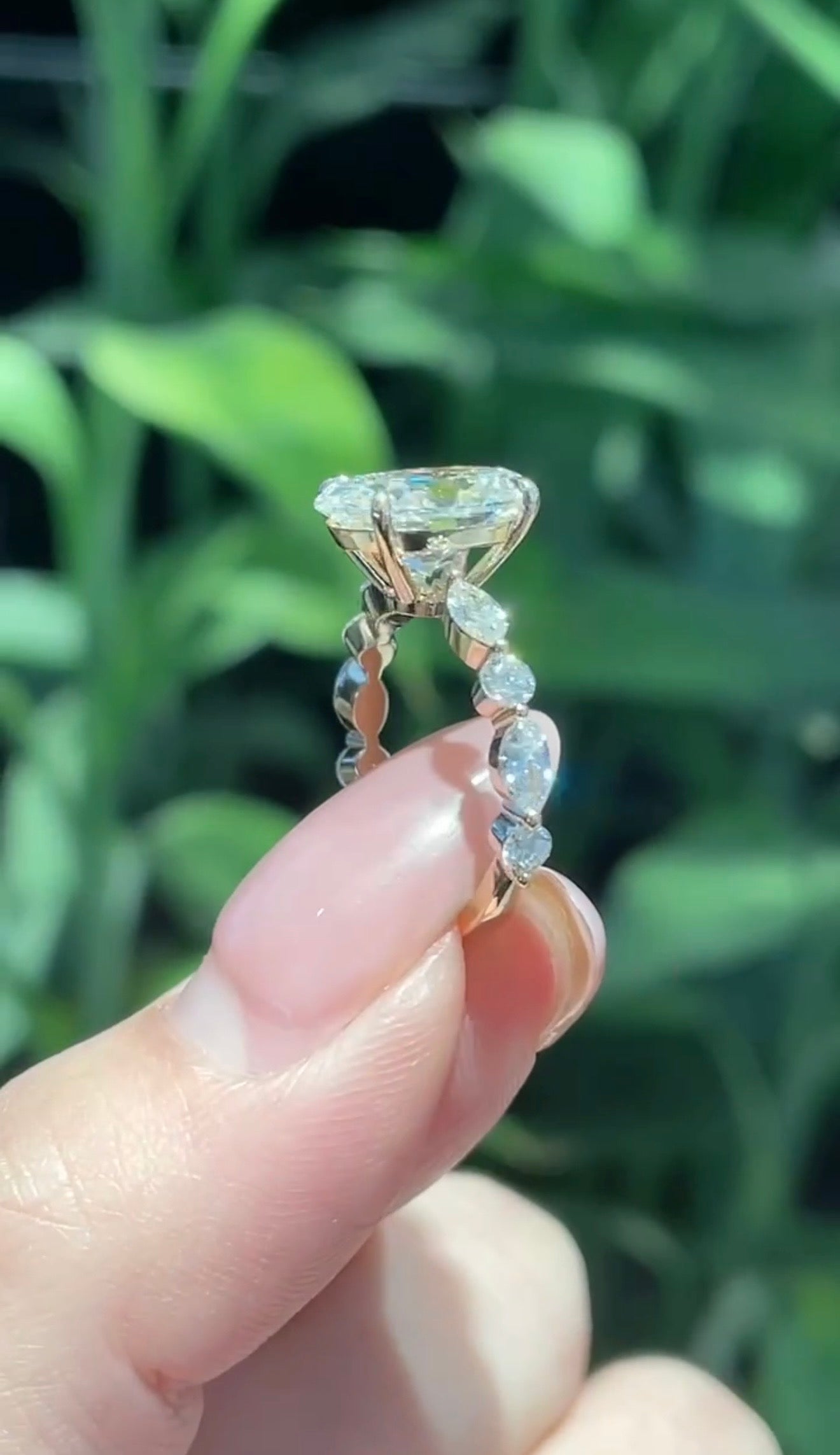 Wyjątkowy pierścionek z diamentami laboratoryjnymi o łącznej masie 4ct