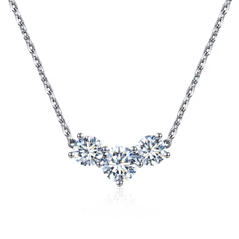 Naszyjnik z trzema diamentami laboratoryjnymi o łącznej masie 3ct