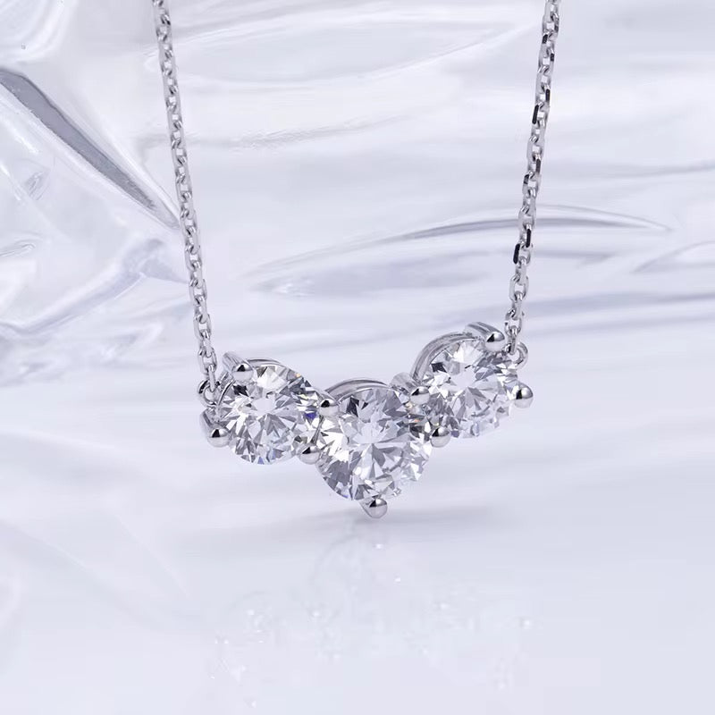 Naszyjnik z trzema diamentami laboratoryjnymi o łącznej masie 3ct