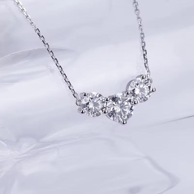 Naszyjnik z trzema diamentami laboratoryjnymi o łącznej masie 3ct