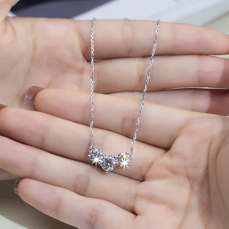 Naszyjnik z trzema diamentami laboratoryjnymi o łącznej masie 3ct