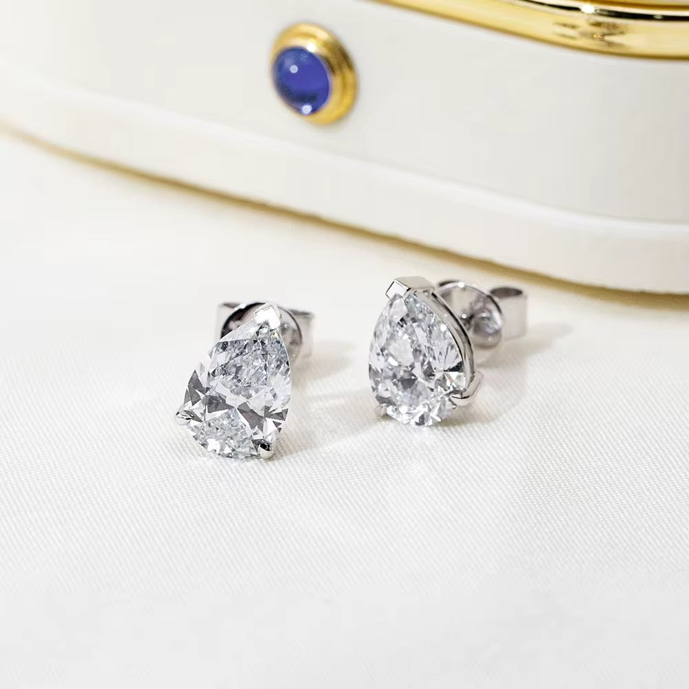 Kolczyki z diamentami laboratoryjnymi o łącznej masie 2ct