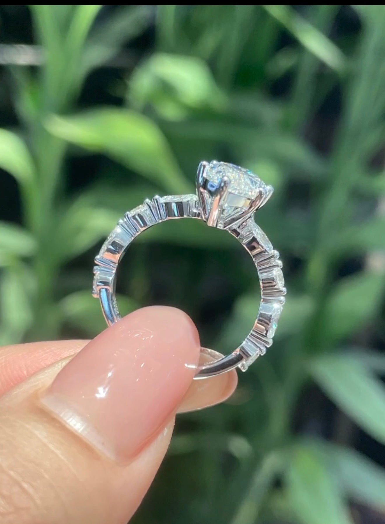 Przepiękny pierścionek z diamentem laboratoryjnym 4ct w złocie 585