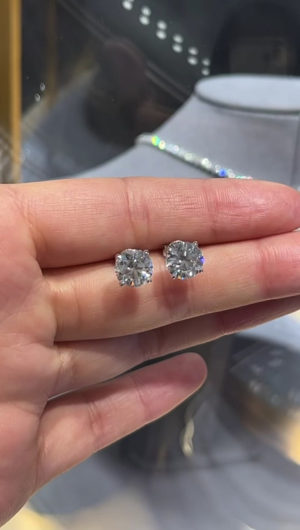 Kolczyki z diamentami laboratoryjnymi  o łącznej masie 4ct w złocie