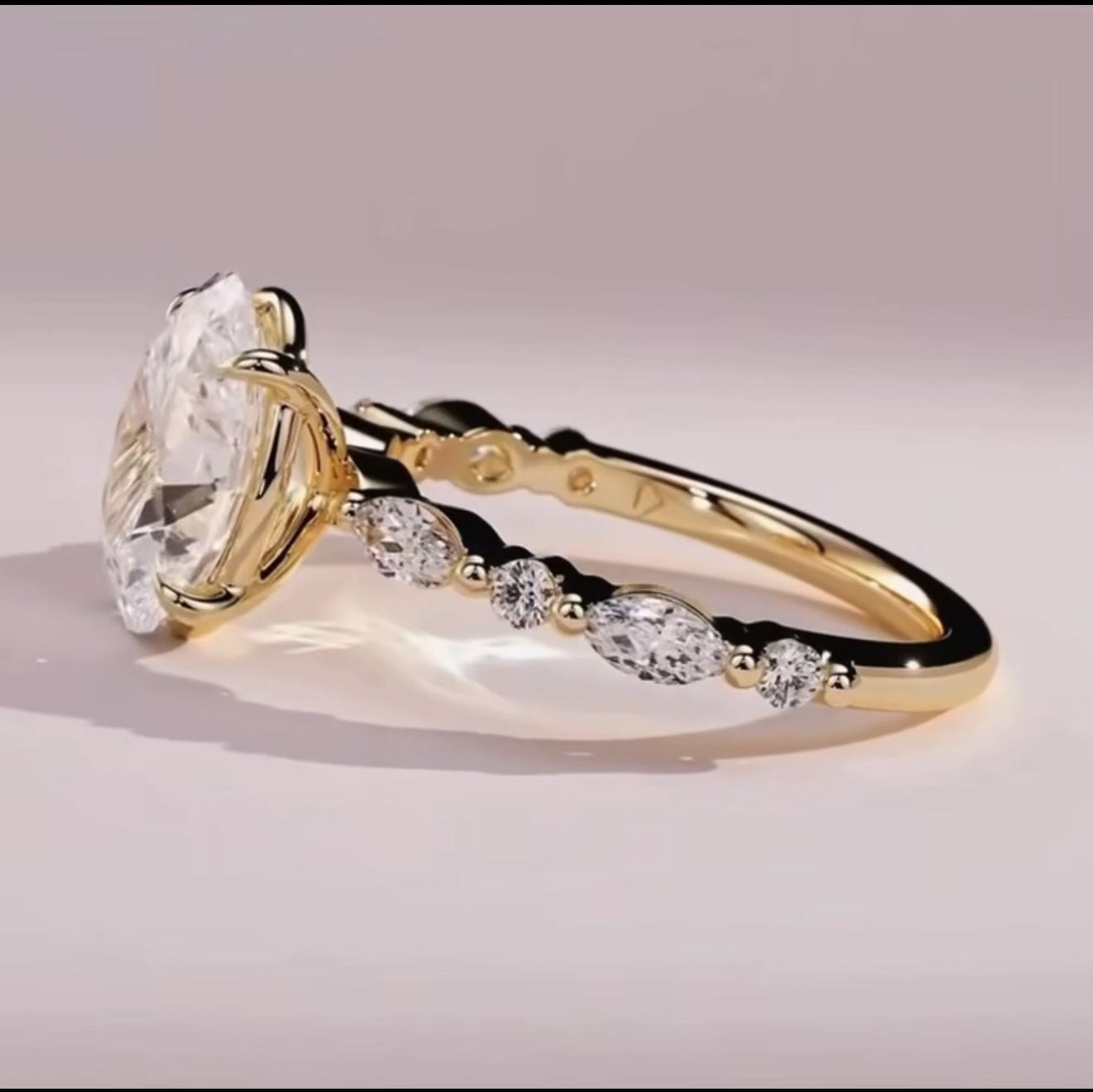 Wyjątkowy pierścionek z diamentami laboratoryjnymi o łącznej masie 4ct