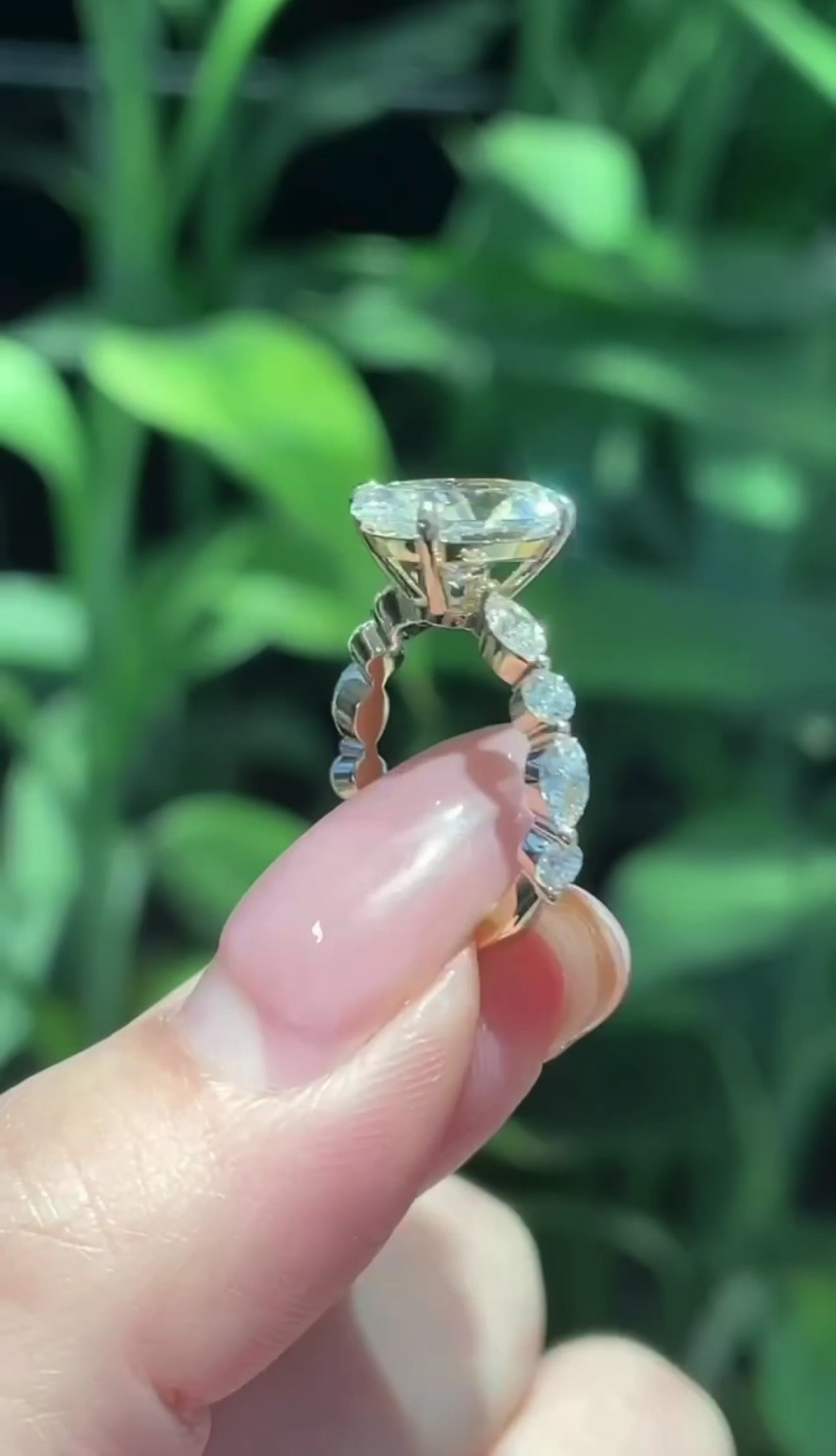 Wyjątkowy pierścionek z diamentami laboratoryjnymi o łącznej masie 4ct